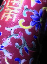 Een keizerlijke Chinese famille rose 'drakenboot festival' vaas, Jiaqing merk en periode